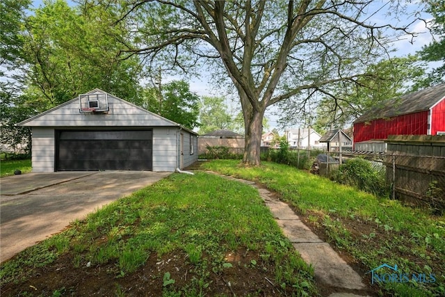 726 Spring Grove Ave, Toledo, OH 43605 - view of yard featuring an outbuilding and a garage