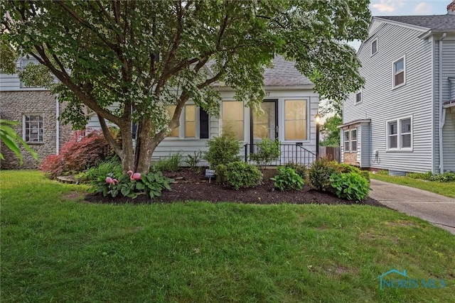 2707 Gunckel Blvd, Toledo, OH 43606 - view of front facade featuring a front lawn