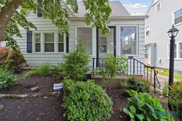 2707 Gunckel Blvd, Toledo, OH 43606 - view of front of property with roof with shingles