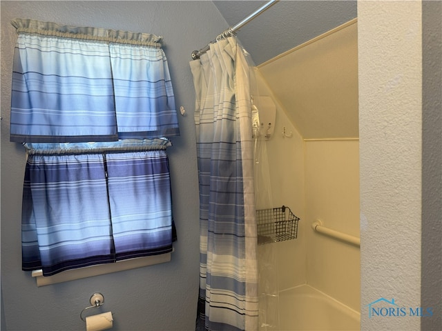 831 Butler St, Toledo, OH 43605 - full bath featuring lofted ceiling, shower / tub combo with curtain, and a textured wall