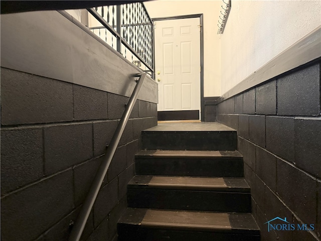 831 Butler St, Toledo, OH 43605 - view of staircase
