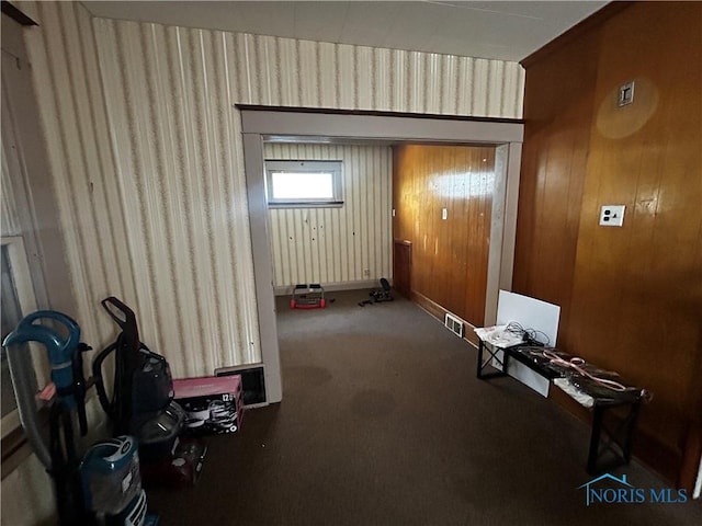 609 E Broadway St, Toledo, OH 43605 - interior space featuring carpet flooring and wallpapered walls