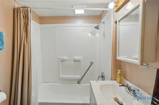 2727 Robinwood Ave, Toledo, OH 43610 - full bathroom featuring shower / tub combo and vanity