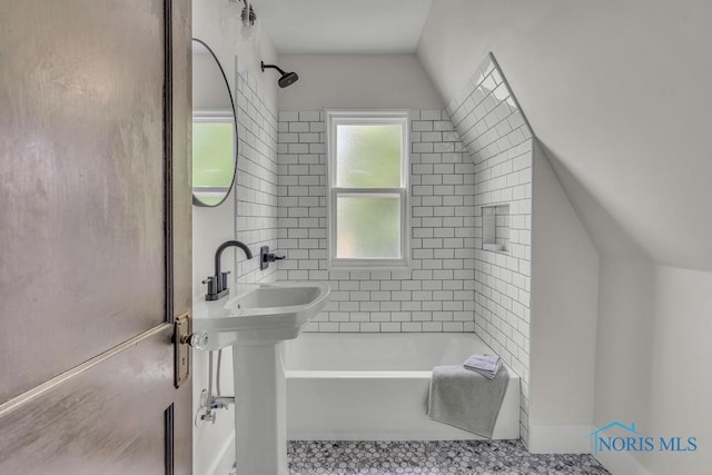 826 4th St, Toledo, OH 43605 - bathroom featuring shower / bath combination