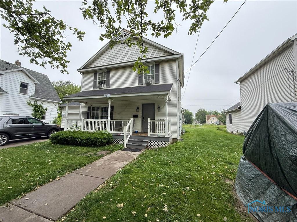 952 Post St, Toledo, OH 43610 - view of front of property featuring covered porch and a front lawn