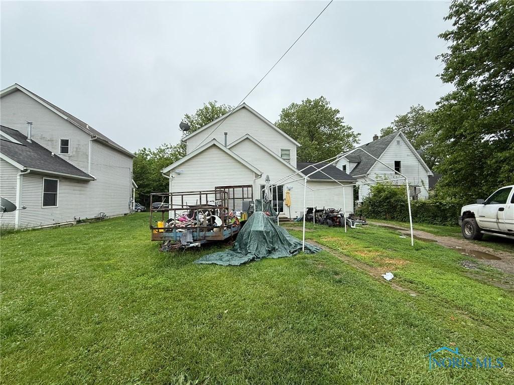 952 Post St, Toledo, OH 43610 - rear view of property with a yard