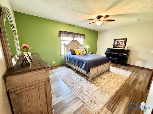 1462 Lee Ann Ave, Defiance, OH 43512 - bedroom featuring a textured ceiling, wood finished floors, and ceiling fan