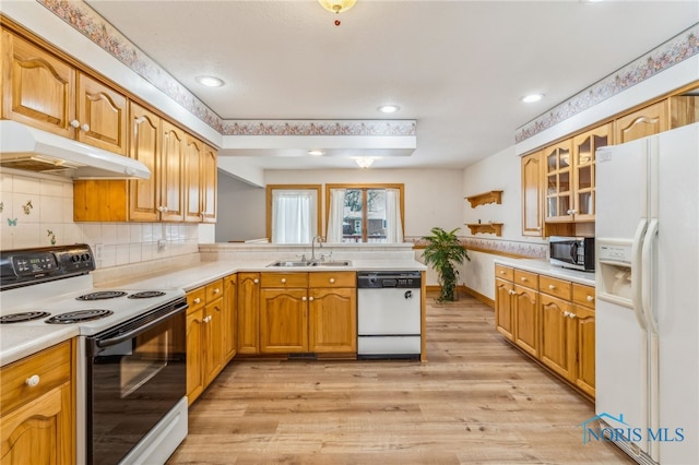 1411 Sawmill Bnd, Findlay, OH 45840 - kitchen featuring white appliances, under cabinet range hood, light wood-style floors, light countertops, and recessed lighting