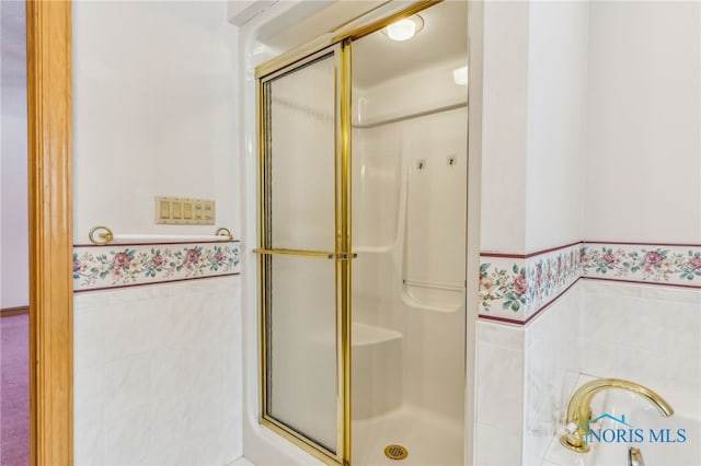 1411 Sawmill Bnd, Findlay, OH 45840 - bathroom featuring tile walls, a shower stall, and a wainscoted wall