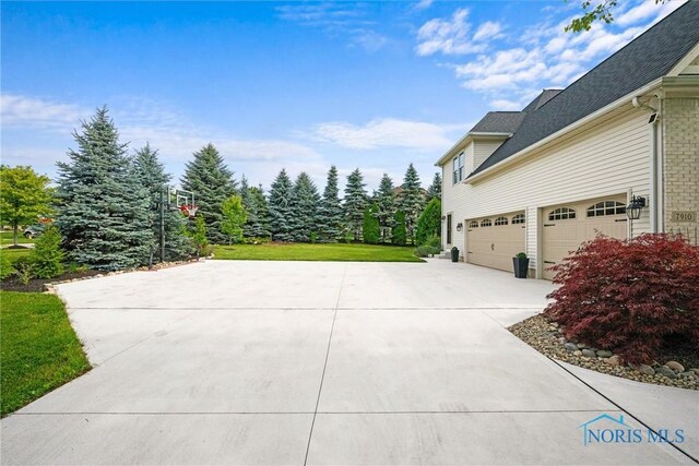 7910 Quail Creek Rd, Maumee, OH 43537 - view of side of home with driveway and roof with shingles