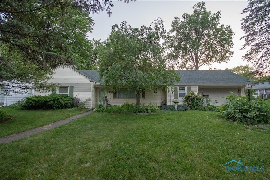 2823 Wicklow Rd, Toledo, OH 43606 - ranch-style home with a garage and a front yard
