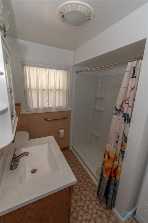 2823 Wicklow Rd, Toledo, OH 43606 - bathroom featuring a shower with shower curtain and vanity