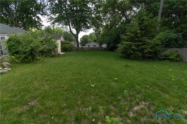 2823 Wicklow Rd, Toledo, OH 43606 - view of fenced yard