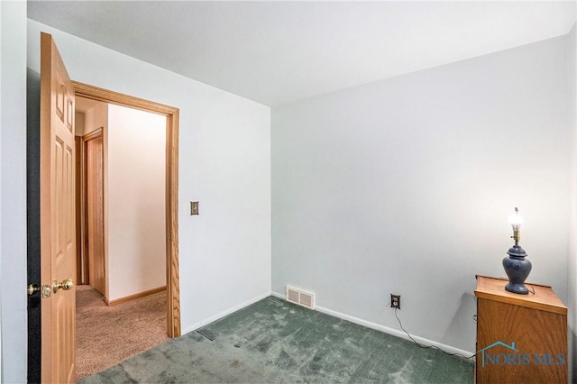 3913 Mcgregor Ln, Toledo, OH 43623 - unfurnished room with carpet and baseboards