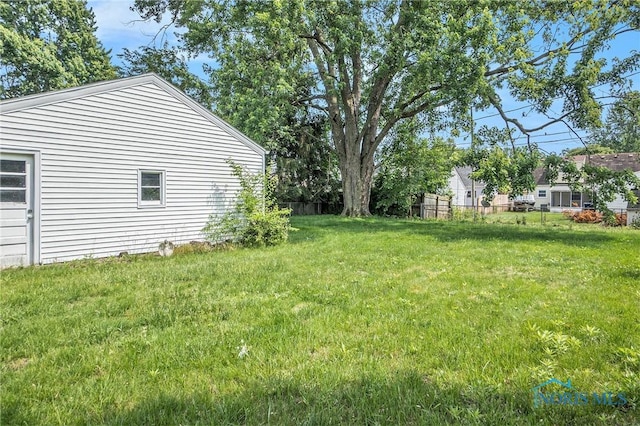 3913 Mcgregor Ln, Toledo, OH 43623 - view of green lawn
