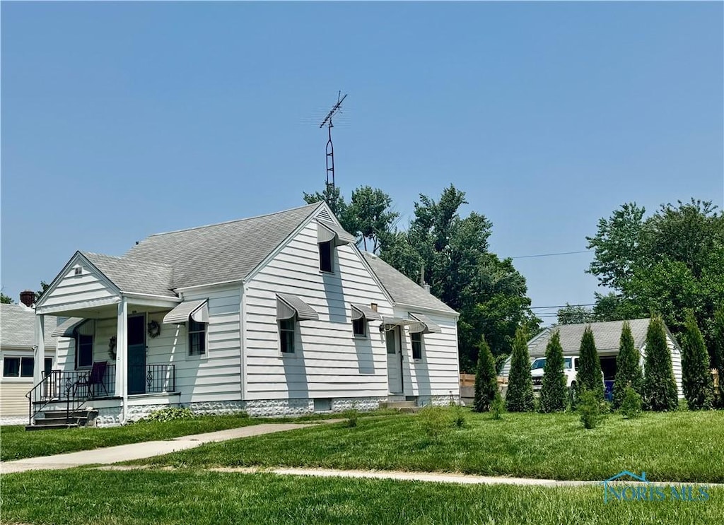 806 Evesham Ave, Toledo, OH 43607 - view of front facade featuring a porch, a front lawn, and roof with shingles