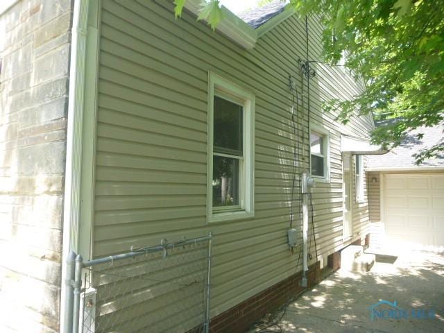 2160 Marlow Rd, Toledo, OH 43613 - view of side of home with a garage