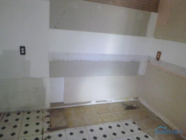 2160 Marlow Rd, Toledo, OH 43613 - bathroom featuring tile patterned flooring