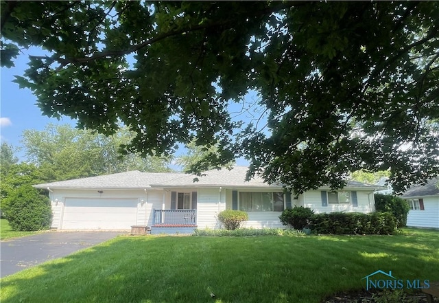 1527 Lockwood Rd, Findlay, OH 45840 - ranch-style house with a front lawn, a garage, and driveway