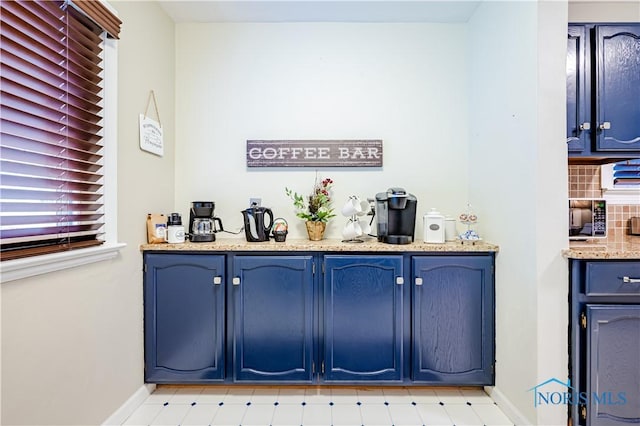 3714 Kershaw Ave, Toledo, OH 43613 - bar area with backsplash and baseboards