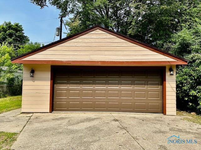 3748 Orono Dr, Toledo, OH 43614 - view of detached garage