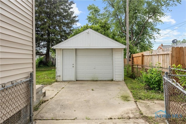 2421 106th Rd, Toledo, OH 43611 - detached garage with driveway