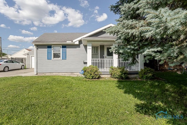1040 Richland St, Maumee, OH 43537 - view of front facade with covered porch and a front lawn