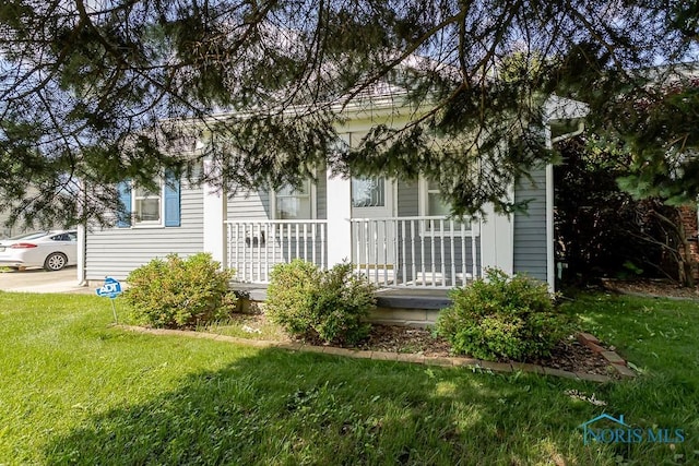 1040 Richland St, Maumee, OH 43537 - obstructed view of property with covered porch and a front yard