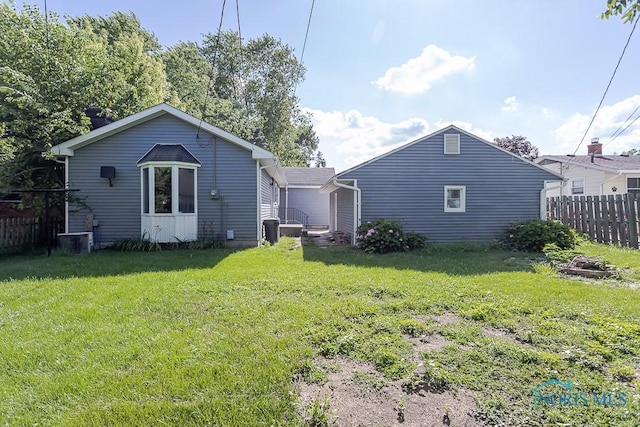 1040 Richland St, Maumee, OH 43537 - rear view of house