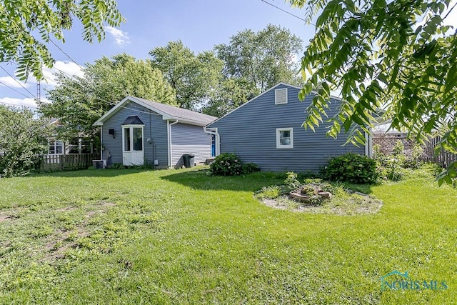 1040 Richland St, Maumee, OH 43537 - back of property with an outdoor structure