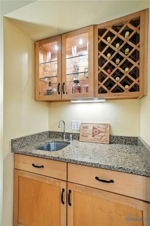 4329 Woodbriar Dr, Toledo, OH 43623 - view of indoor wet bar