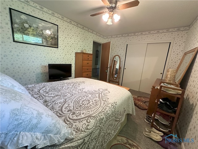 5916 E Benalex Dr, Toledo, OH 43612 - carpeted bedroom featuring wallpapered walls, a closet, and a ceiling fan