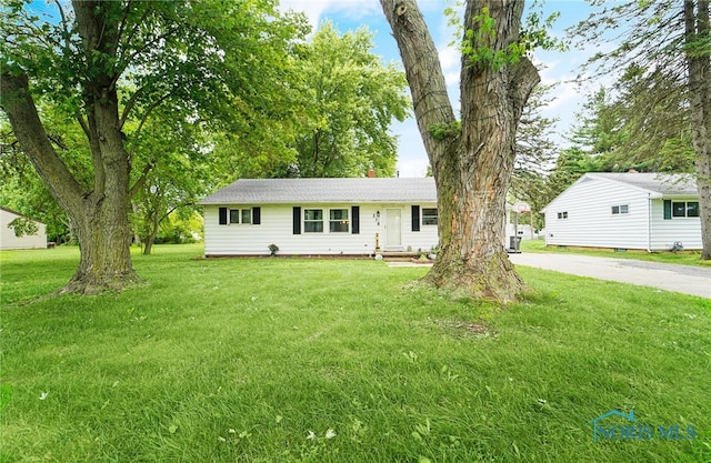 238 Richards Rd, Toledo, OH 43607 - single story home with a front yard and driveway