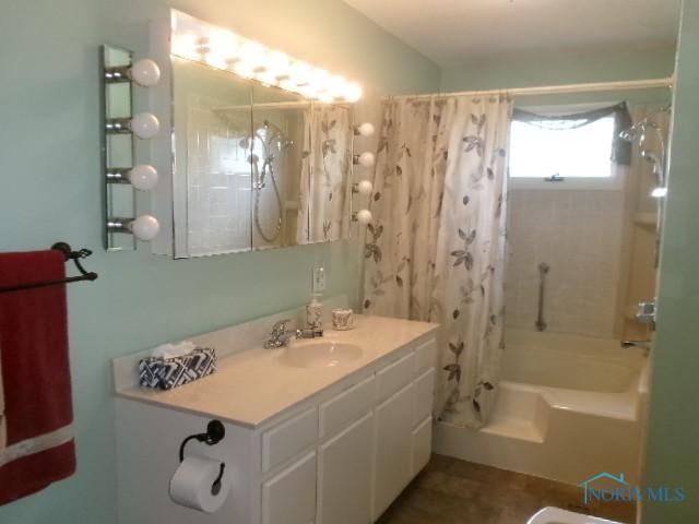 252 N Walnut St, Ottawa, OH 45875 - full bath featuring shower / tub combo with curtain and vanity