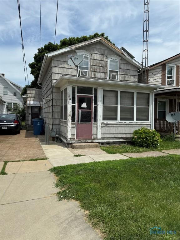 405 Reese St, Sandusky, OH 44870 - bungalow-style house featuring a front lawn