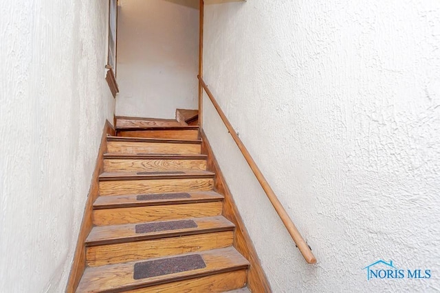 433 Islington St, Toledo, OH 43610 - stairway featuring a textured wall