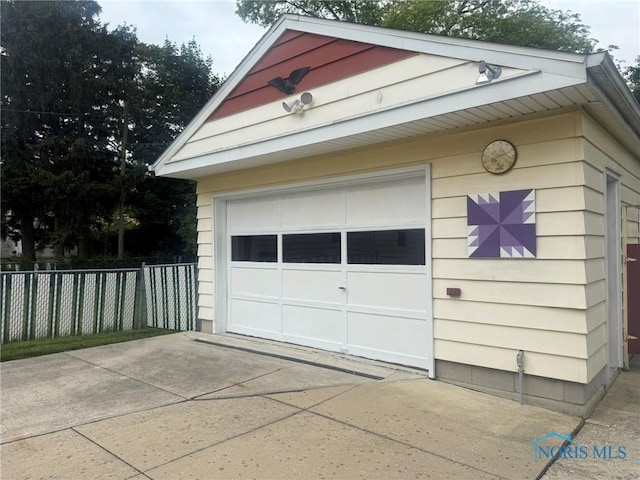 1007 Leonard Ct, Fostoria, OH 44830 - detached garage with driveway