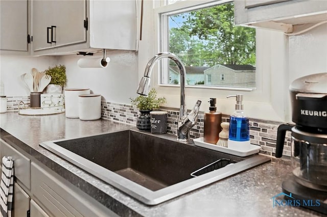 634 Cherry St, Findlay, OH 45840 - kitchen featuring backsplash