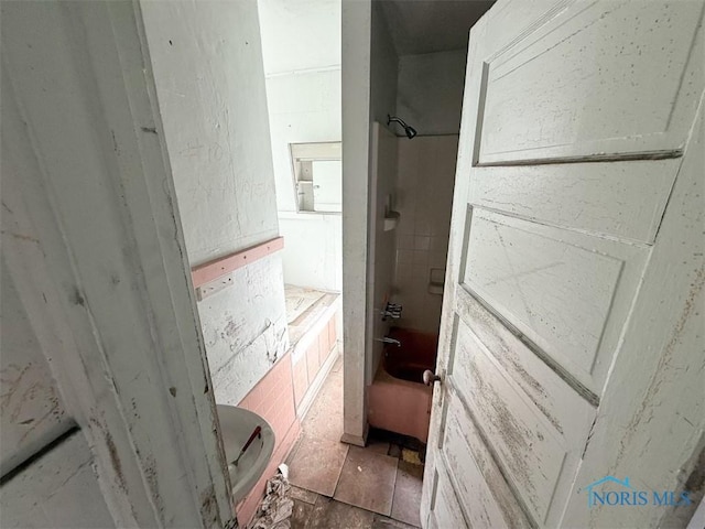 1534 Indiana Ave, Toledo, OH 43607 - full bath with tub / shower combination