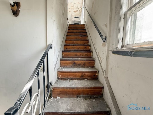 1534 Indiana Ave, Toledo, OH 43607 - view of stairway