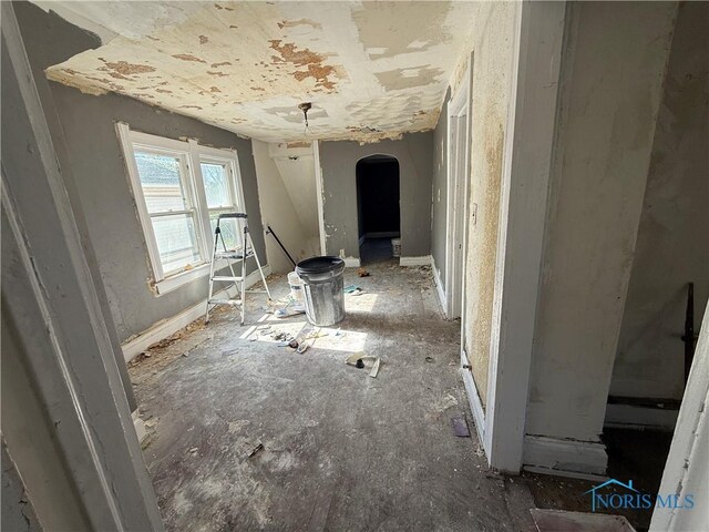 1534 Indiana Ave, Toledo, OH 43607 - interior space with arched walkways