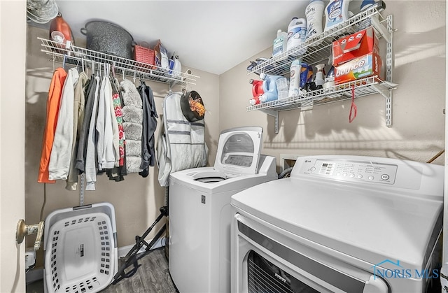 616 Normandie Blvd, Bowling Green, OH 43402 - laundry area featuring washing machine and clothes dryer and wood finished floors