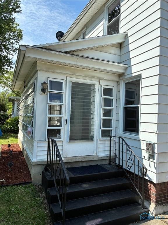 4033 Eastway St, Toledo, OH 43612 - entrance to property