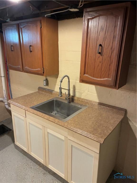 4033 Eastway St, Toledo, OH 43612 - kitchen with a sink