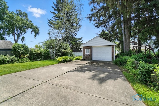 2632 117th St, Toledo, OH 43611 - detached garage with concrete driveway