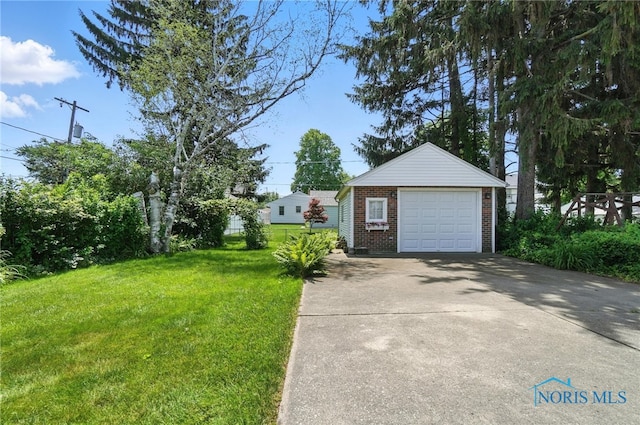 2632 117th St, Toledo, OH 43611 - detached garage featuring concrete driveway