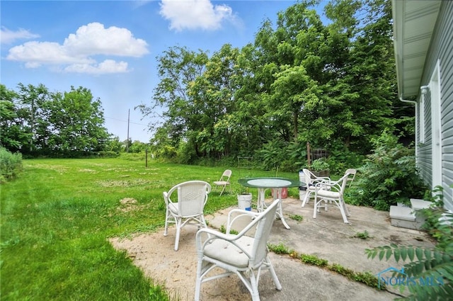 407 Washington St, Findlay, OH 45840 - view of green lawn featuring a patio area