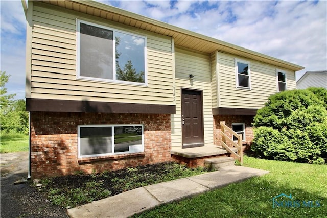 6182 Old Farm Ct, Toledo, OH 43612 - split foyer home with brick siding