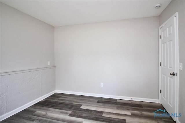 6182 Old Farm Ct, Toledo, OH 43612 - empty room with wood finished floors and a smoke detector