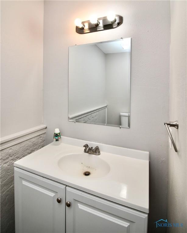 6182 Old Farm Ct, Toledo, OH 43612 - half bath with vanity